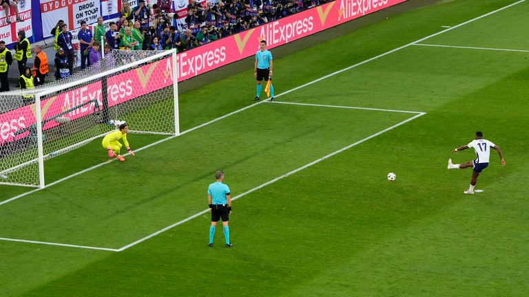 England's Ivan Toney scores during a penalty shootout during a quarterfinal match between England and Switzerland at the Euro 2024 soccer tournament in Duesseldorf, Germany, Saturday, July 6, 2024. (AP Photo/Hassan Ammar)