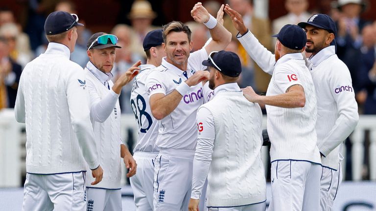 英格兰队的詹姆斯·安德森在击败西印度群岛队的约书亚·达·席尔瓦后与队友一起庆祝。图片：Action Images via Reuters/Peter Cziborra