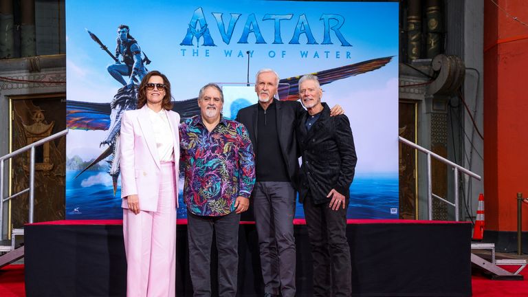 El director James Cameron y el productor John Lando posan para una foto con Sigourney Weaver y Stephen Lang durante un evento en el que dejaron sus huellas de manos y pies en cemento en la explanada del Teatro Chino TCL en Los Ángeles, California, Estados Unidos, el 12 de enero. 2023. REUTERS/Mario Anzoni