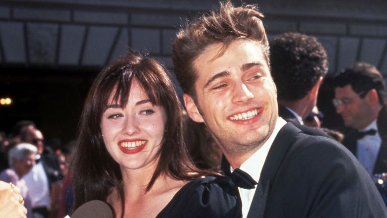 Shannen Doherty con su coprotagonista de Beverly Hills, 90210, Jason Priestley, en 1991. Foto: Ralph Dominguez/MediaPunch/IPX vía AP