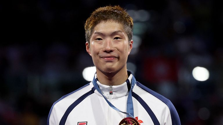 Ka Long Cheung de Hong Kong terá recebido £ 597.300 por ganhar uma medalha de ouro na esgrima. Foto: Reuters