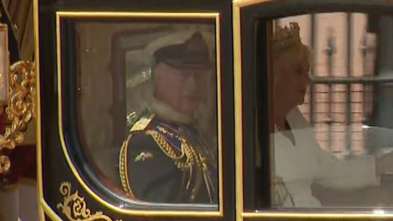 King and Queen travel to parliament from Buckingham Palace