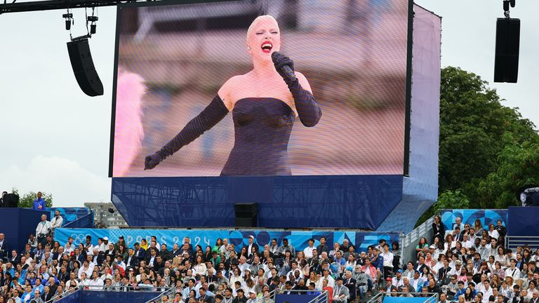 skynews-lady-gaga-paris-olympics_6640270 أولمبياد باريس 2024: ليدي غاغا وسيلين ديون وزين الدين زيدان يتألقون في حفل افتتاح ممطر |  اخبار العالم