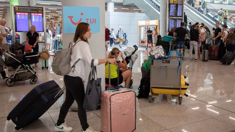19 July 2024, Spain, Palma: Passengers at Palma de Mallorca airport, where a global IT disruption is causing flight cancellations and delays. Photo by: Clara Margais/picture-alliance/dpa/AP Images