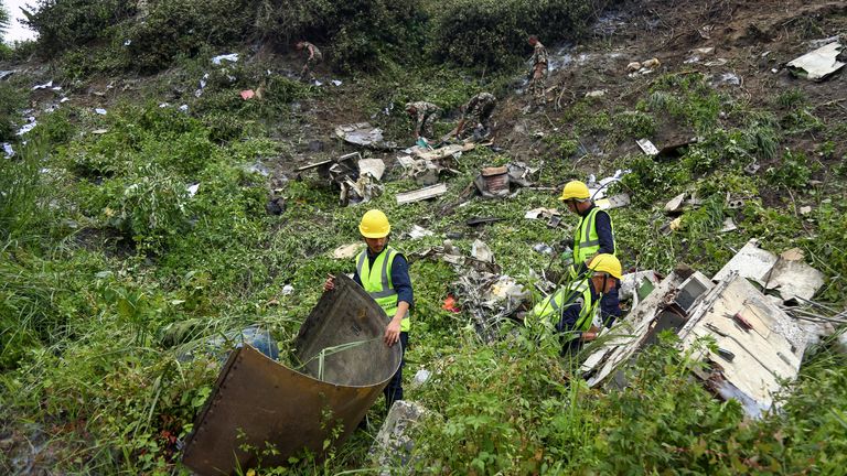 Retter durchsuchen den Ort eines Flugzeugabsturzes am Tribhuvan International Airport in Kathmandu, Nepal.  Foto: AP