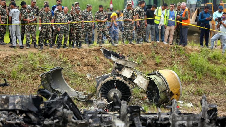 Mitglieder der nepalesischen Armee stehen neben der Stelle eines Flugzeugabsturzes am internationalen Flughafen Tribhuvan in Kathmandu, Nepal.  Foto: AP