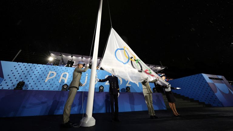 skynews-olympic-flag-raised_6640485 أولمبياد باريس 2024: ليدي غاغا وسيلين ديون وزين الدين زيدان يتألقون في حفل افتتاح ممطر |  اخبار العالم