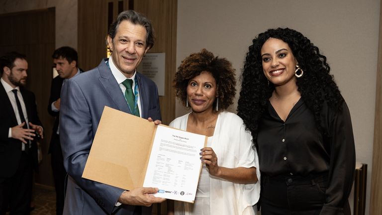 @Oxfam, @Avaaz, @PatrioticMills, @taxmenow_eu, @350, @FightInequality & @wemoveEU handed in petitions with over 1.5 million signatures from people across the world calling on #G20 leaders to tax the ultra-rich to @Haddad_Fernando in #Brazil. Pic: Oxfam International