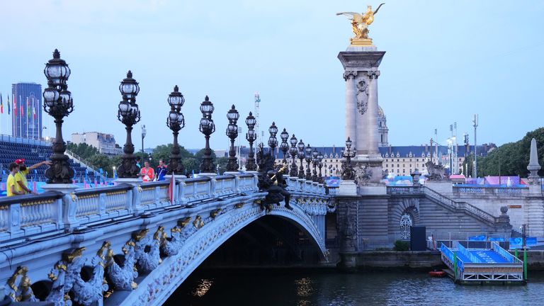 Paris 2024 Olympics - Triathlon - Men's Individual - Alexander III Bridge, Paris, France - July 30, 2024. General view as the Men's Individual Triathlon is postponed as pollution levels in the river Seine remain too high REUTERS/Aleksandra Szmigiel