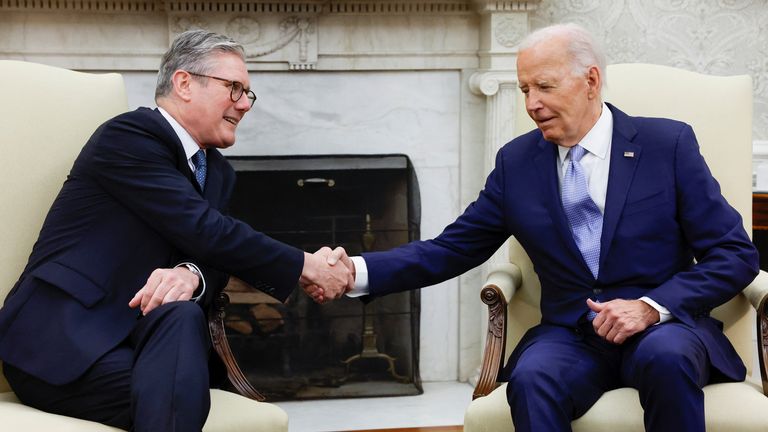 U.S. President Joe Biden and Britain&#39;s new Prime Minister Keir Starmer shake hands during a bilateral meeting, on the sidelines of NATO&#39;s 75th anniversary summit, in the Oval Office at the White House in Washington, U.S. July 10, 2024. REUTERS/Evelyn Hockstein