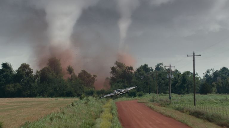 《龙卷风》中的《双龙卷风》，由 Lee Isaac Chung 执导。图片来源：华纳兄弟