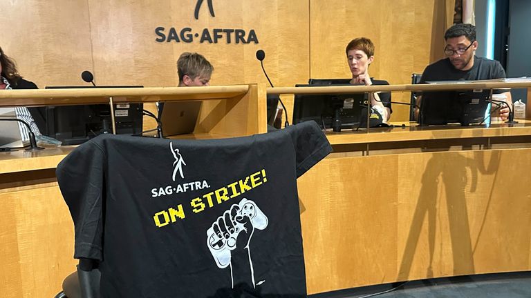 يتجمع أعضاء نقابة ممثلي الشاشة (SAG-AFTRA) في مؤتمر صحفي في مقر نقابة ممثلي الشاشة (SAG-AFTRA) في لوس أنجلوس في 25 يوليو 2024. الصورة: AP