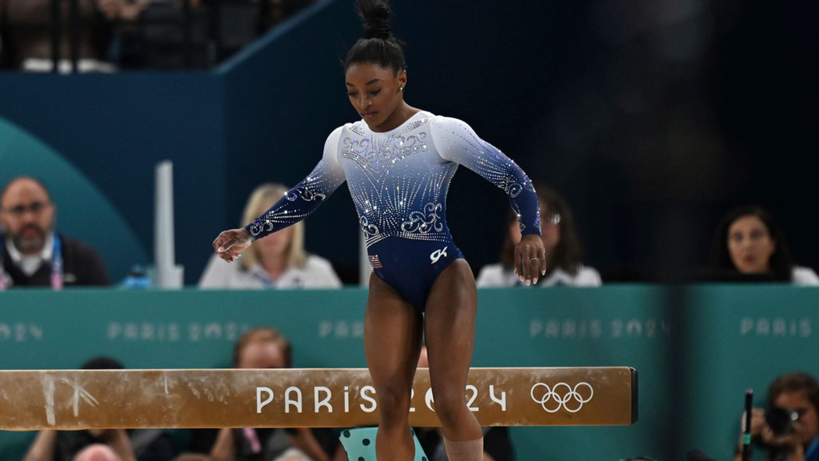 シモーネ・バイルズ：女子平均台決勝で衝撃の結果、米国の体操スターが演技中に転倒 | ワールドニュース