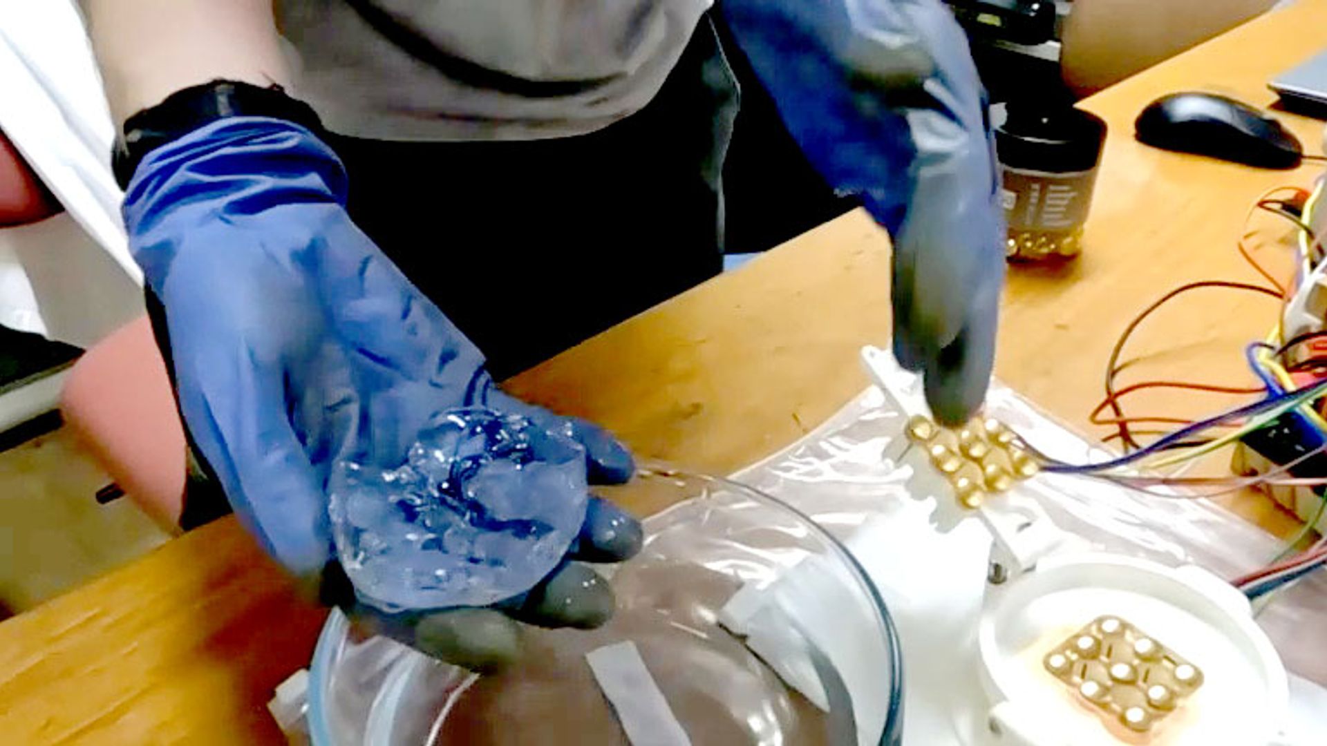 Gooey gel can play video game Pong and learns how to improve over time