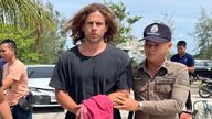 FILE - A Thai police officer escorts Spanish Daniel Sancho Bronchalo on suspicion of murdering and dismembering a Colombian surgeon from Koh Phagnan island to Koh Samui Island court, southern Thailand, Monday, Aug. 7, 2023. (AP Photo/Somkeat Ruksaman, File )