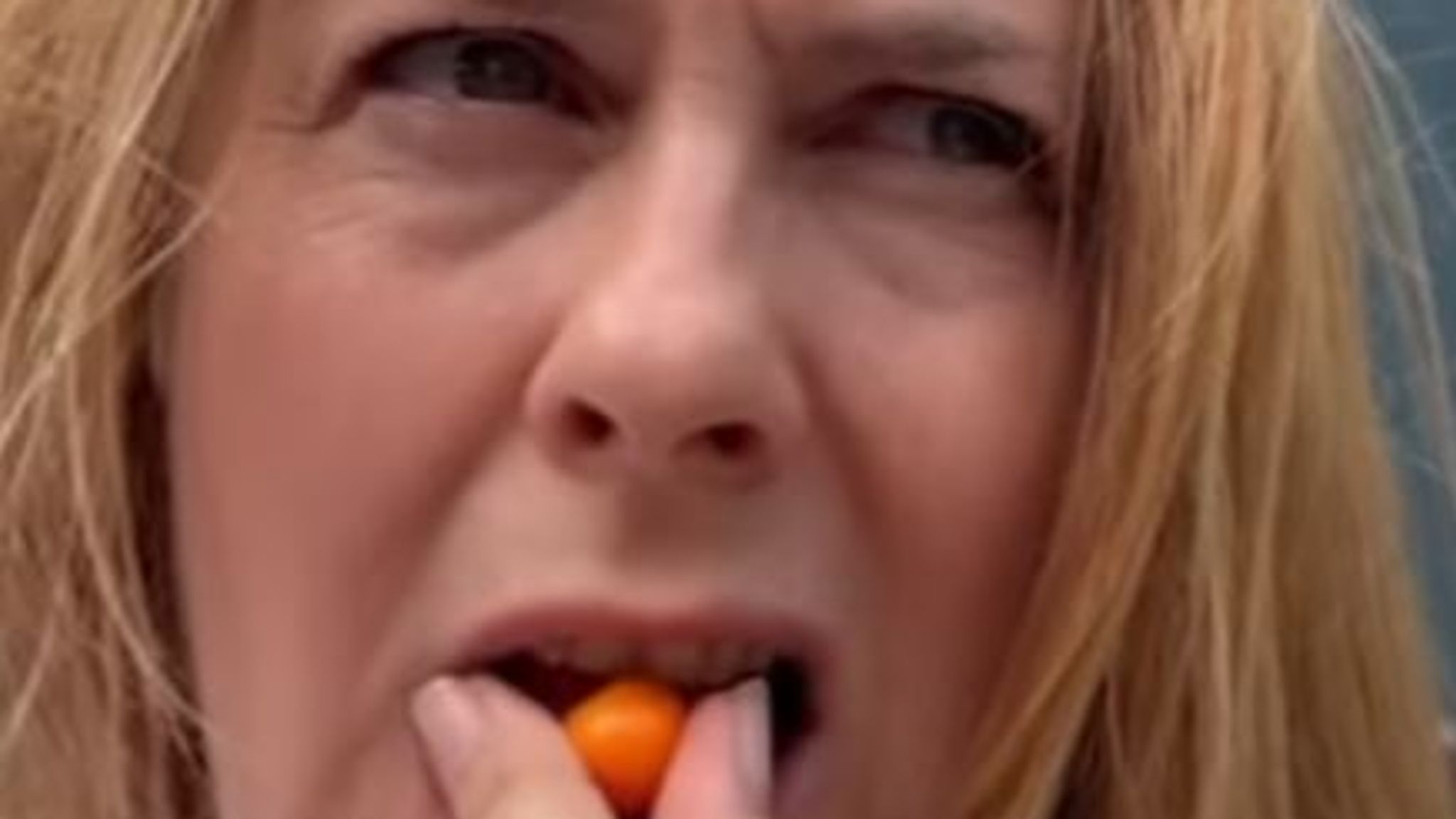 Alicia Silverstone says she is 'alive and well' after appearing to eat(02)