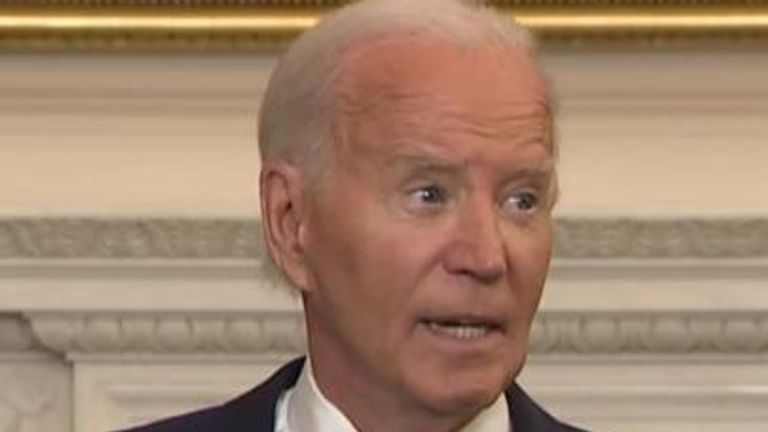Biden sings to Russian prisoner&#39;s daughter
