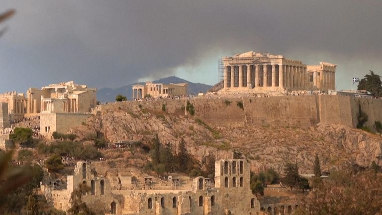 Parthenon shrouded in smoke from Greek wildfires