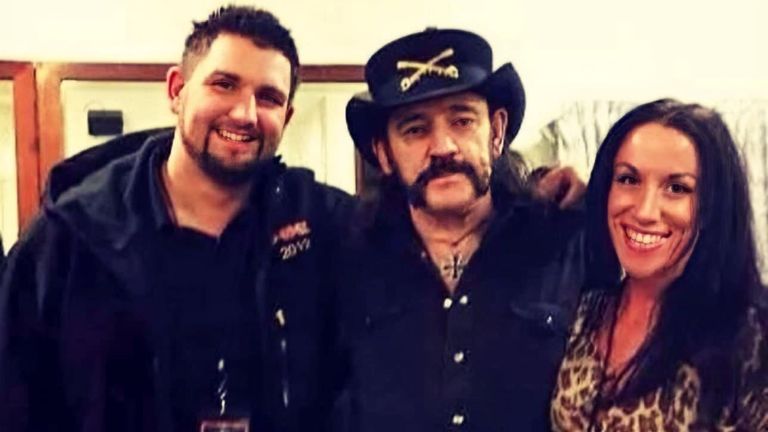 skynews-alan-hungerford-vicky-hungerford_6648974 نجم Motorhead يقدم رماد Lemmy في Bloodstock: "لقد أراد تشكيل فرقة روك أند رول لا تُنسى."  أعتقد أنه حقق أمنيته' |  أخبار الفنون والفنون