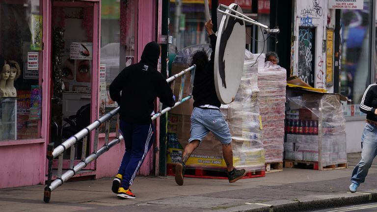 La gente está retirando una nueva obra de arte de Banksy, que representa un lobo aullando pintado en una antena parabólica colocada en el techo de una tienda en Peckham, al sur de Londres. La última obra de arte del artista llega un día después de que revelara tres monos pintados en un puente en Brick Lane, al este de Londres. Fecha de la foto: jueves 8 de agosto de 2024.