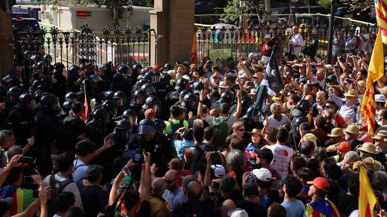 Supporters of Catalan separatist leader Carles Puigdemont who returned to Spain from seven years of self-imposed exile despite a pending warrant for his arrest, clash with police near Ciutadella Park, in Barcelona, Spain, August 8, 2024. REUTERS/Nacho Doce
