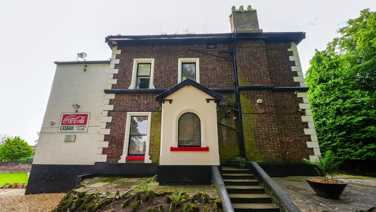 La casa en 8 Hayman's Green en el área de West Derby de Liverpool que fue el sitio del Casbah Club, donde los Beatles comenzaron su carrera, se lanzó como Airbnb. La madre del baterista original de los Beatles, Pete Best, Mona, dirigió el Casbah Club en la carbonera de su casa en West Derby, Liverpool, de 1959 a 1962, con los adolescentes locales The Quarrymen tocando en la noche inaugural en agosto de 1959. Continuó con la Formación de los Beatles. Fecha de la foto: miércoles 21 de agosto 20