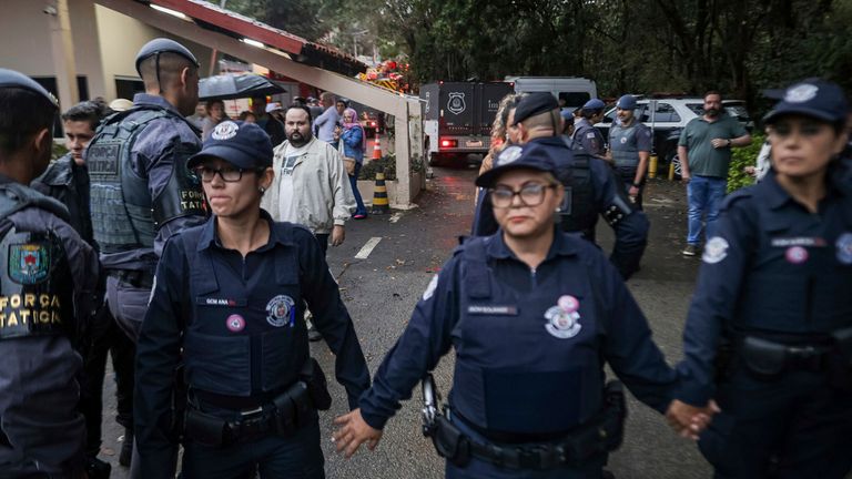 As forças de segurança fecham a estrada que leva ao local do acidente. Imagem: AP 