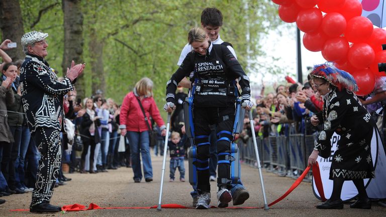 Claire Lomas przekracza linię mety maratonu w Londynie z pomocą męża Dana, 16 dni po rozpoczęciu biegu w 2012 roku.