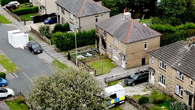 Los servicios de emergencia se encuentran en Westbury Road, Bradford, después de un incendio en una casa que dejó cuatro personas muertas, incluidos tres niños. Foto de : PA