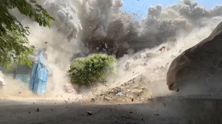 In diesem Standbild aus einem Video vom 27. August 2024 sieht man Trümmer fliegen, während Rauch aus einem Haus aufsteigt, das bei einem israelischen Angriff inmitten des anhaltenden Konflikts zwischen Israel und der Hamas im Flüchtlingslager Nuseirat im zentralen Gazastreifen bombardiert wurde. Reuters TV über Reuters