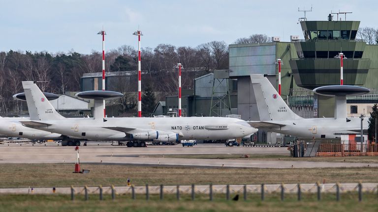 2022 年 2 月 24 日，北萊茵-威斯特法倫州，蓋倫基興：E-3A 預警機停在北約蓋倫基興機場。攝影：Marius Becker/picture-alliance/dpa/AP Images