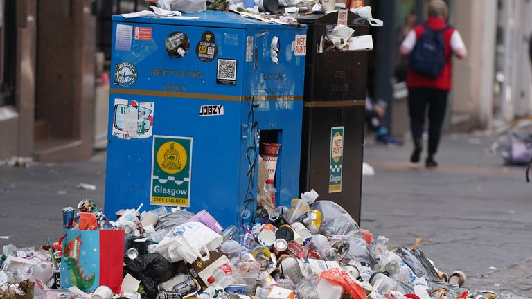 Overflowing bins as Glasgow's waste workers have started clearing mountains of rubbish as they return to work following several days of industrial action. The city's waste workers walked out as part of a pay protest against local government. Picture date: Thursday September 1, 2022. The Scottish First Minister Nicola Sturgeon will meet union leaders on Thursday in an attempt to resolve the dispute.