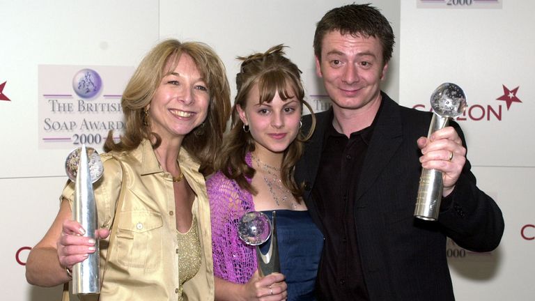 Los actores de Coronation Street (de izq. a der.) Helen Worth (Gail Platt), Tina O'Brien (Sarah Louise) y Sean Wilson (Martin Platt) con sus premios a la 