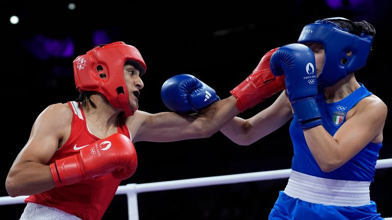 La argelina Iman Khelif (izquierda) pelea contra la italiana Angela Carini en el combate de boxeo preliminar femenino de 66 kg en los Juegos Olímpicos de Verano de 2024, el jueves 1 de agosto de 2024, en París, Francia. (Foto AP/John Locher)