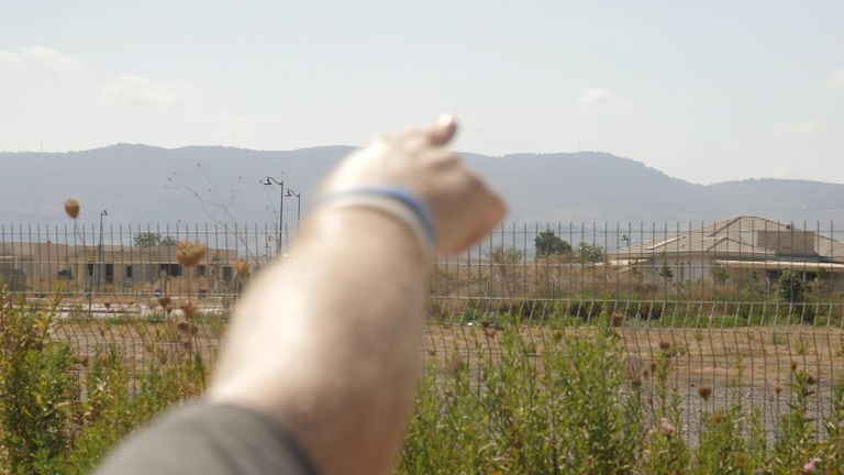 Eyal Dror teme que un francotirador de Hezbolá vigile su ciudad desde una aldea libanesa cercana en un terreno más elevado