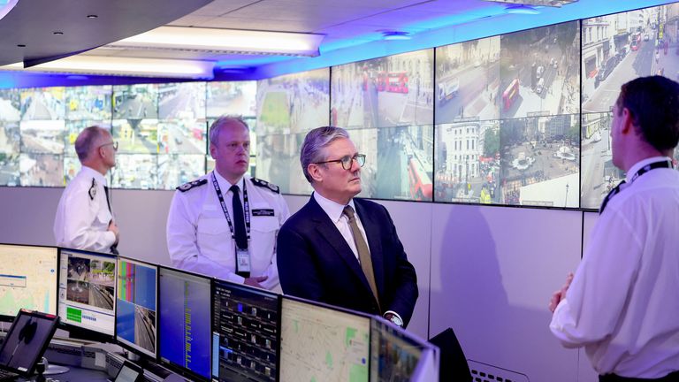 Keir Starmer ser på CCTV-skjermer med Metropolitan Police Commissioner Mark Rowley, Metropolitan Police Assistant Commissioner Andy Valentine og kommandør Ben Russell mens de besøker ingeniørsuiten i Command Special Operations Room og Metropolitan Police Control Center ved Lambeth Police Headquarters. Foto: PA