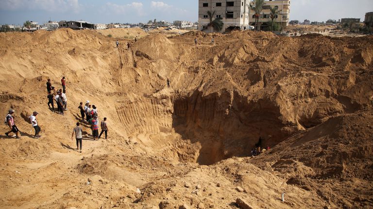 Khan YounisPalestinians gather to inspect the damage, after Israeli forces withdrew from the area, following a ground operation, amid the ongoing conflict between Israel and Hamas, in Khan Younis, in the southern Gaza Strip, August 30, 2024. REUTERS/Hatem Khaled
