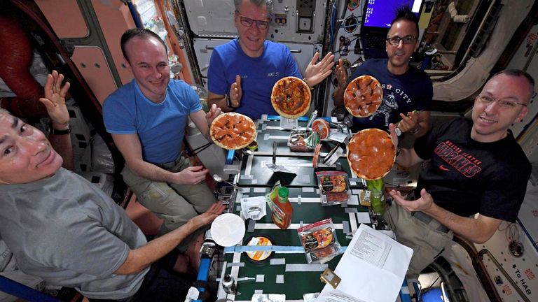 Les astronautes de la station spatiale ont préparé leur propre pizza en 2017. Image : AP