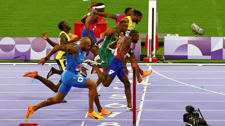 Paris 2024 Olympics - Athletics - Men's 100m Final - Stade de France, Saint-Denis, France - August 04, 2024. Noah Lyles of United States crosses the line to win gold. REUTERS/Agustin Marcarian TPX IMAGES OF THE DAY