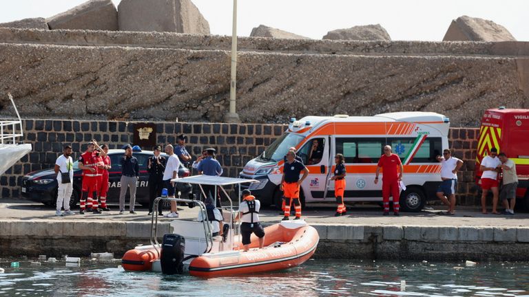 I servizi di emergenza e salvataggio lavorano vicino al luogo in cui una barca a vela si è capovolta lunedì mattina presto sulla spiaggia di Porticello, vicino alla città siciliana di Palermo, in Italia, il 19 agosto 2024. REUTERS/Igor Petyx