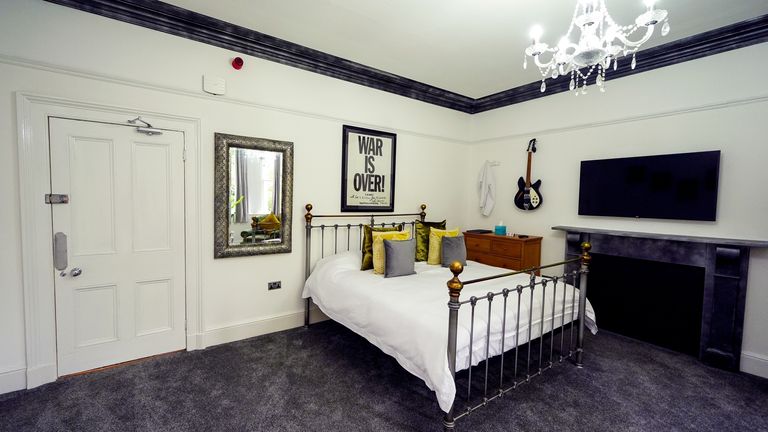 Suite Lennon en Casbah Club Airbnb. La casa en 8 Hayman's Green en el área de Derby de Liverpool, el sitio del Casbah Club, donde los Beatles comenzaron su carrera, se lanzó como Airbnb. La madre del baterista original de los Beatles, Pete Best, Mona, dirigió Casbah en la bodega de carbón de su casa en West Derby, Liverpool, de 1959 a 1962, con los adolescentes locales The Quarrymen tocando en la noche inaugural en agosto de 1959. Los miembros de The Quarrymen pasaron a formar Los Beatles. Historial de imágenes