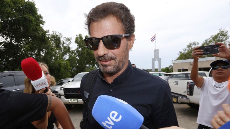 Spanish actor Rodolfo Sancho, father of Daniel Sancho Bronchalo, talks to reporters arrives at Koh Samui provincial court in southern Thailand, Thursday, Aug. 29, 2024. A court in Thailand is expected to sentence the son of the actor accused of killing and dismembering a Colombian surgeon on a popular tourist island.(AP Photo/Thanapat Cherajin)