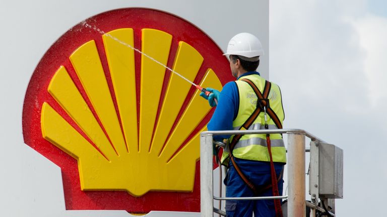 Ein Mann reinigt am 20.08.2013 das Logo an einer Shell-Tankstelle in Hannover (Niedersachsen). Photo by: Julian Stratenschulte/picture-alliance/dpa/AP Images