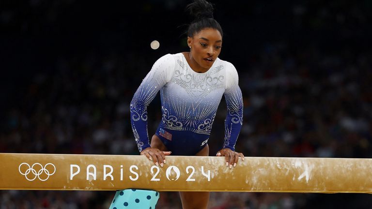 Paris 2024 Olympics - Artistic Gymnastics - Women's Balance Beam Final - Bercy Arena, Paris, France - August 05, 2024. Simone Biles of United States after falling off during her performance. REUTERS/Hannah Mckay
