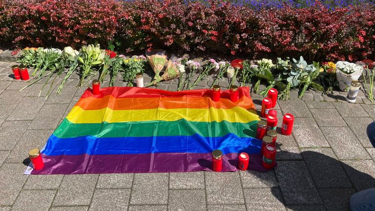 08/24/2024, NRW, Solingen: Flowers and a rainbow flag lie in Solingen city center after the knife attack at the Solingen city festival. An attack at the 650th anniversary celebrations of the city of Solingen left people dead and injured. The police have raised the alarm. (to dpa: "Many questions remain unanswered after Solingen attack - perpetrators fled") Photo: Jonas-Erik Schmidt/picture-alliance/dpa/AP Images