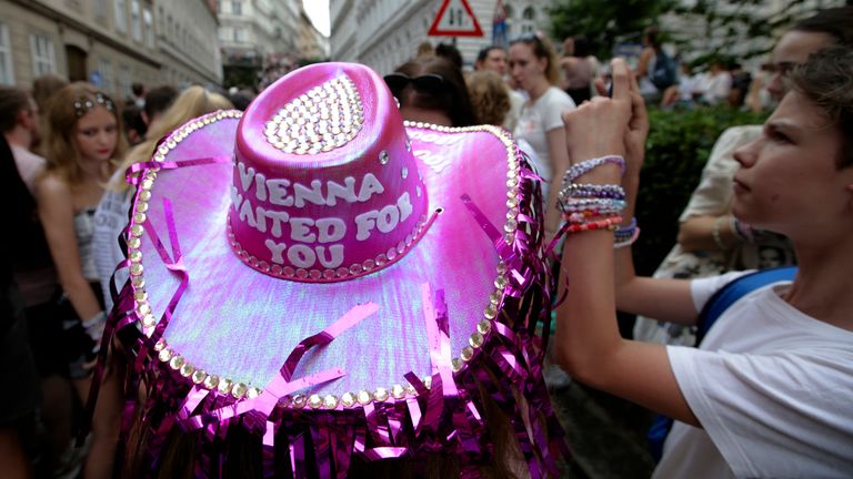 A person wears a purple head as Swifties gather in Vienna's city center on Thursday, Aug. 8, 2024. Organizers of three Taylor Swift concerts at Vienna Stadium this week canceled them on Wednesday after the officials to announce arrests in apparent plot. launch an attack against an event in the Vienna area such as concerts. (AP Photo/Heinz-Peter Bader)