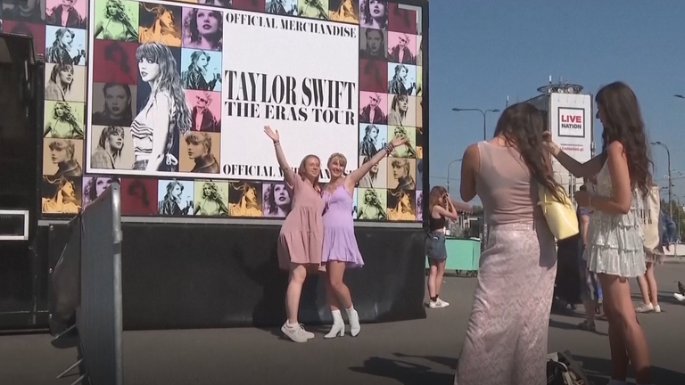 Fans readying to see Swift. Pic: AP