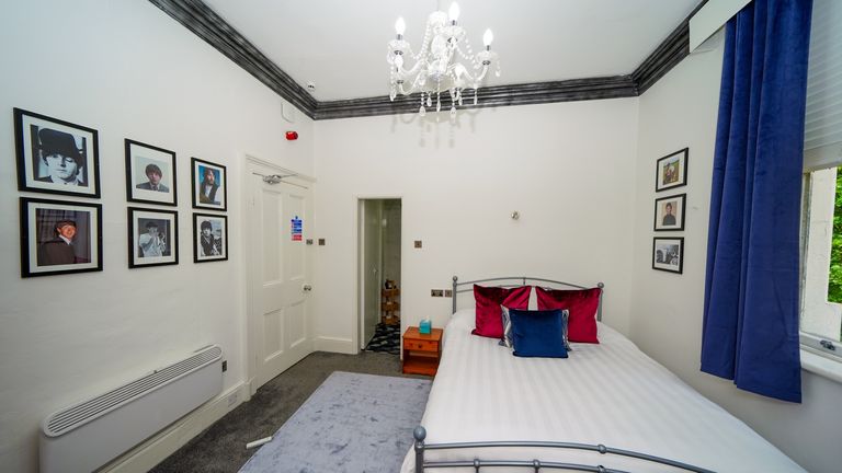 Suite McCartney en Casbah Club Airbnb. La casa en 8 Hayman's Green en el área de Derby de Liverpool, el sitio del Casbah Club, donde los Beatles comenzaron su carrera, se lanzó como Airbnb. La madre del baterista original de los Beatles, Pete Best, Mona, dirigió Casbah en la bodega de carbón de su casa en West Derby, Liverpool, de 1959 a 1962, con los adolescentes locales The Quarrymen tocando en la noche inaugural en agosto de 1959. Los miembros de The Quarrymen pasaron a formar Los Beatles. Foto d