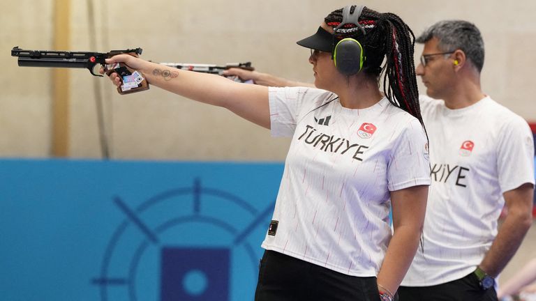 FILE PHOTO: Paris 2024 Olympics - Shooting - 10m Air Pistol Mixed Team Gold Medal - Chateauroux Shooting Centre, Deols, France - July 30, 2024. Sevval Ilayda Tarhan of Turkey (L) and Yusuf Dikec of Turkey in action. REUTERS/Amr Alfiky/File Photo