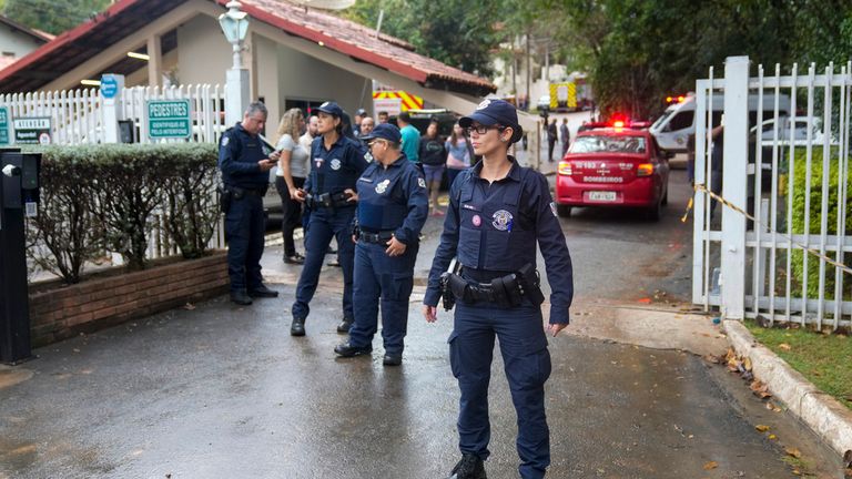 Polícia vigia condomínio fechado em Vinhedo onde o avião caiu. Imagem: AP